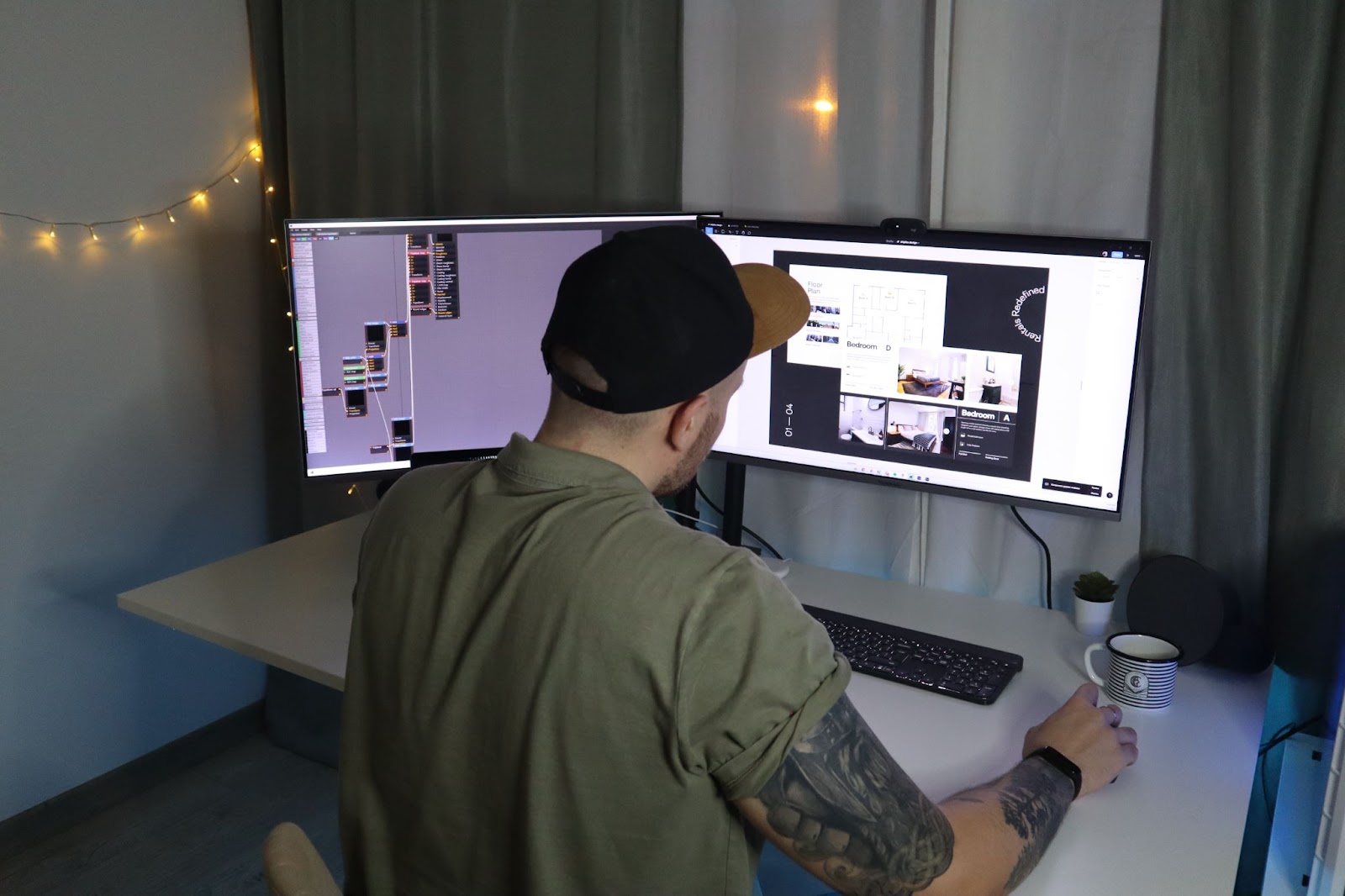 A imagem mostra um homem sentado em uma mesa com dois monitores de computador na frente dele. Ele está usando um chapéu e parece estar concentrado em seu trabalho. O homem está usando um teclado e um mouse para interagir com os monitores.