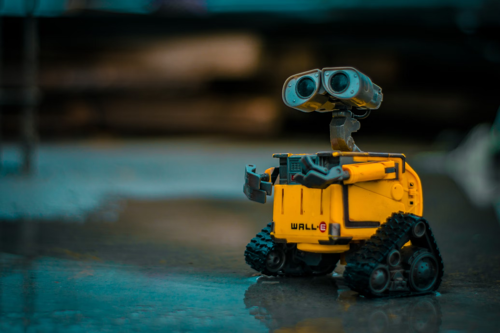 Personagem principal do filme WALL-E sobre uma superfície escura.